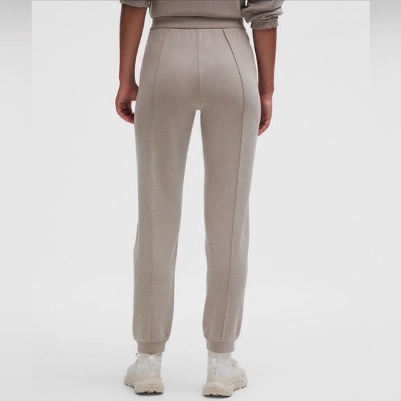 NWT Lululemon Softstreme Classic-Fit High-Rise Jogger Size Small Warm Ash Grey - Picture 2 of 12